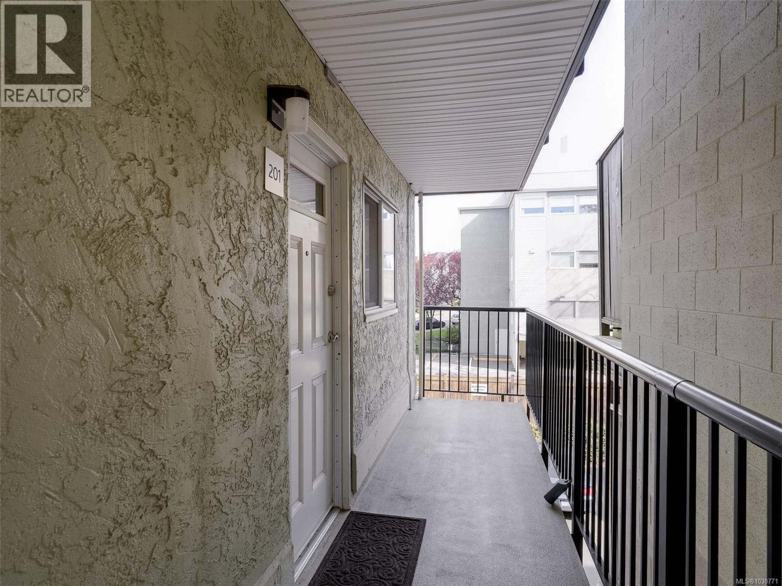 201 991 Cloverdale Ave photo 2