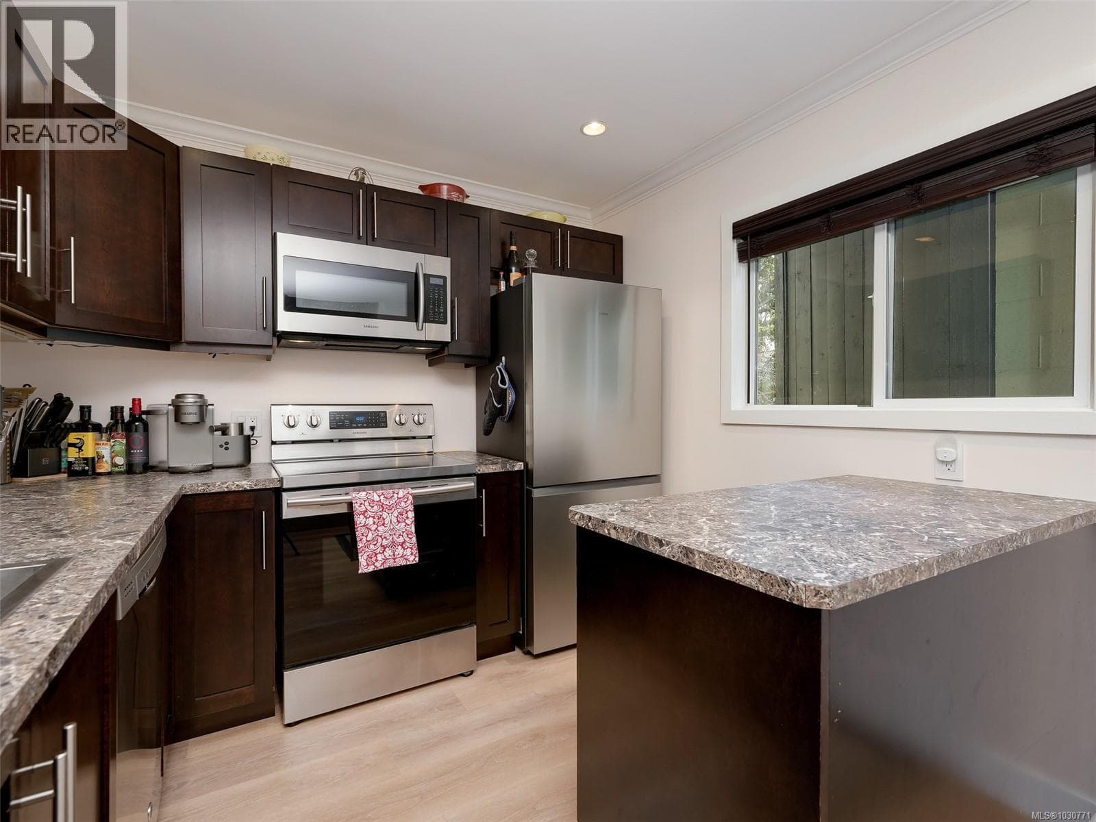201 991 Cloverdale Ave photo 4