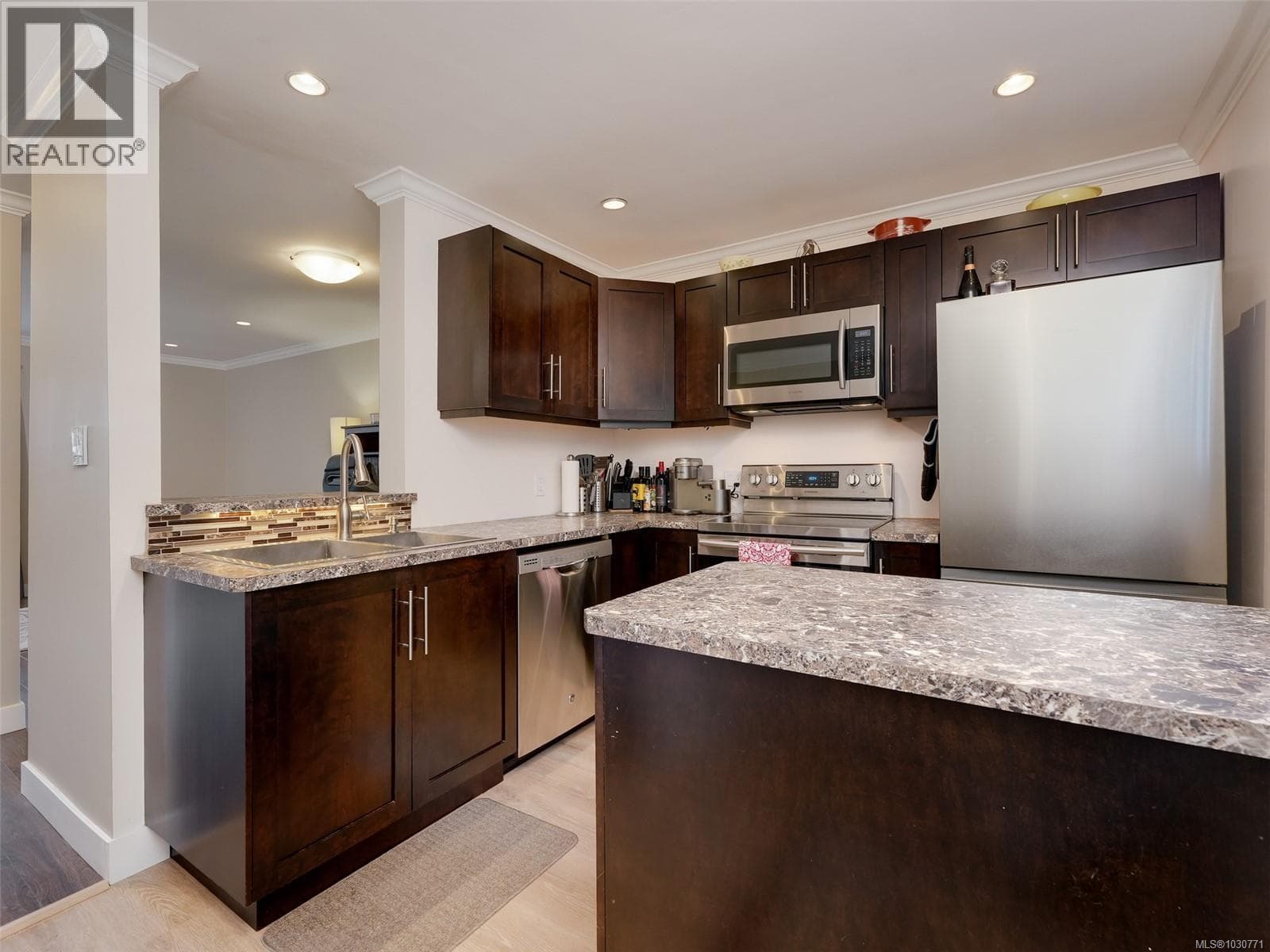 201 991 Cloverdale Ave photo 5