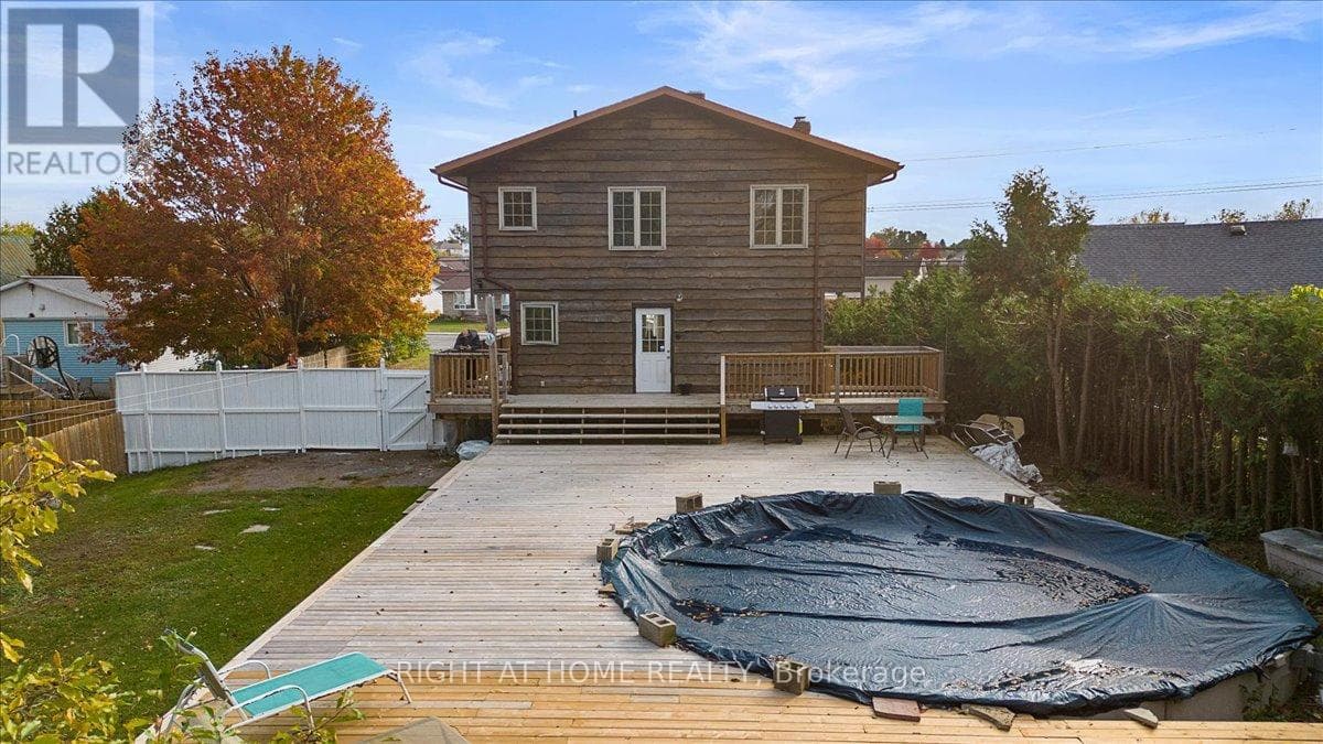 424 LAURIER STREET photo 5
