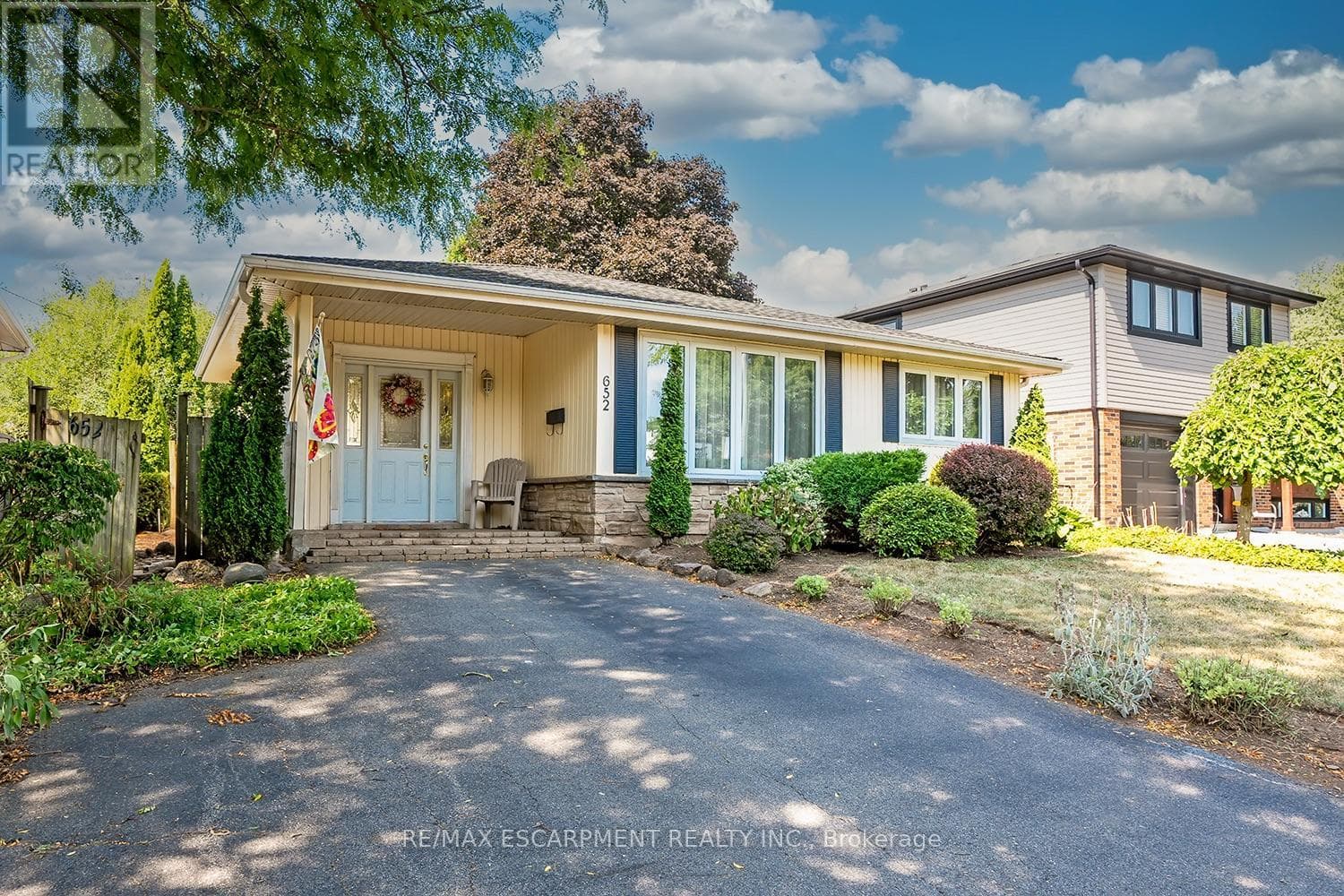 4 bed 2 bath single family at 652 ARDLEIGH CRESCENT — $994,000
