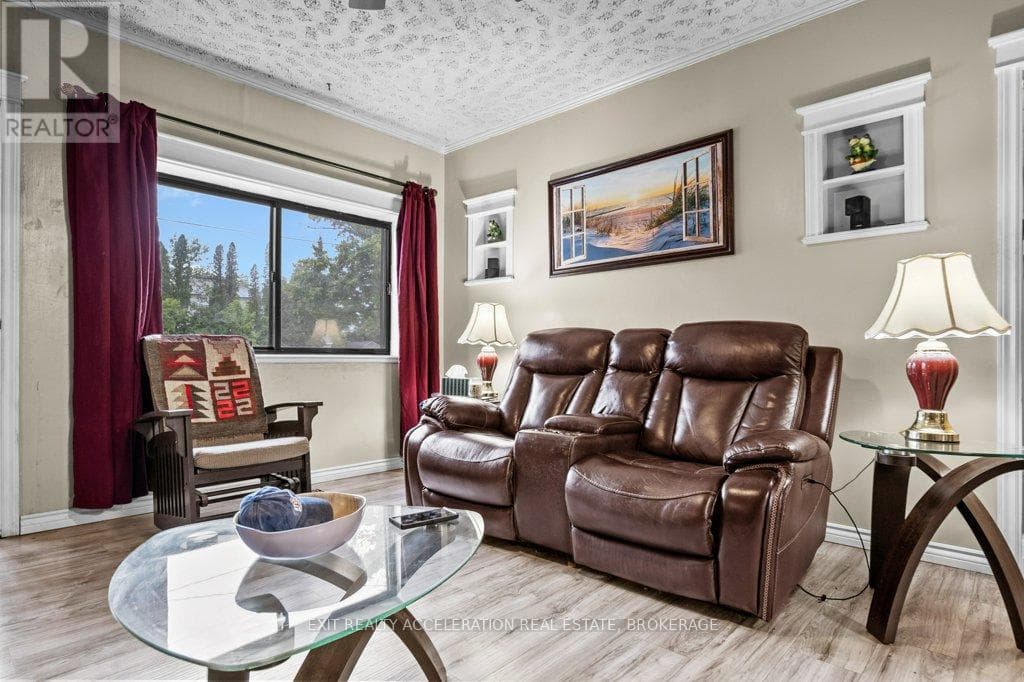 108 DUNDAS STREET photo 3