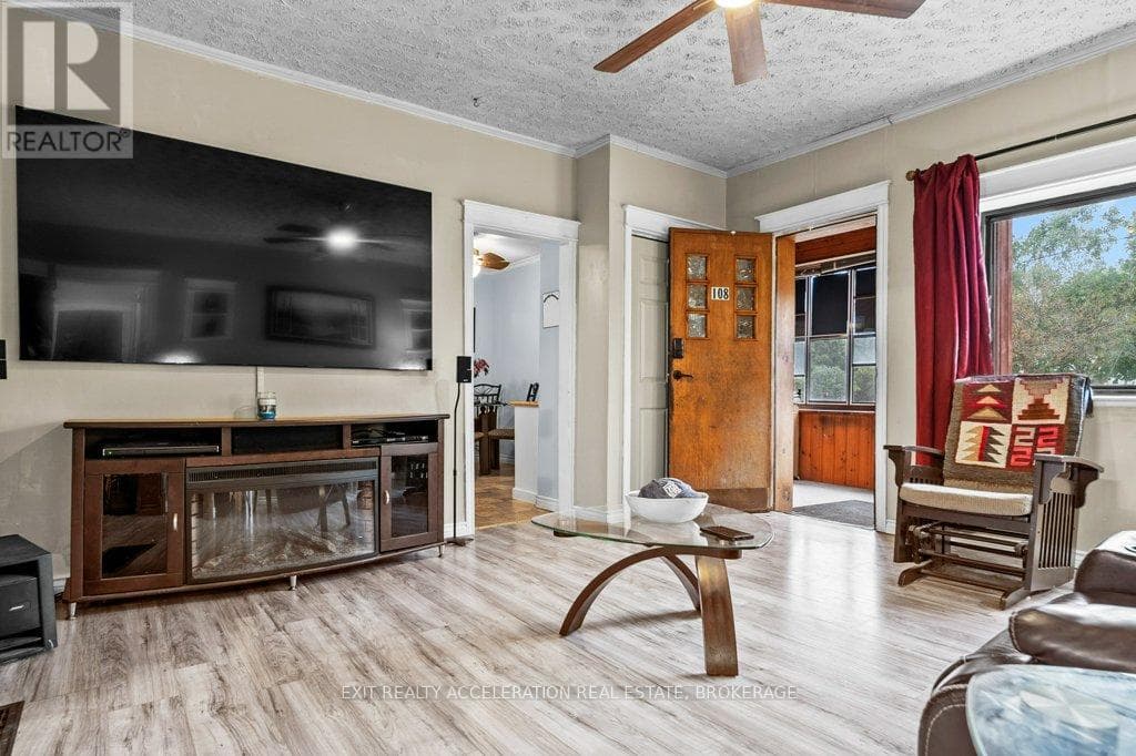 108 DUNDAS STREET photo 4