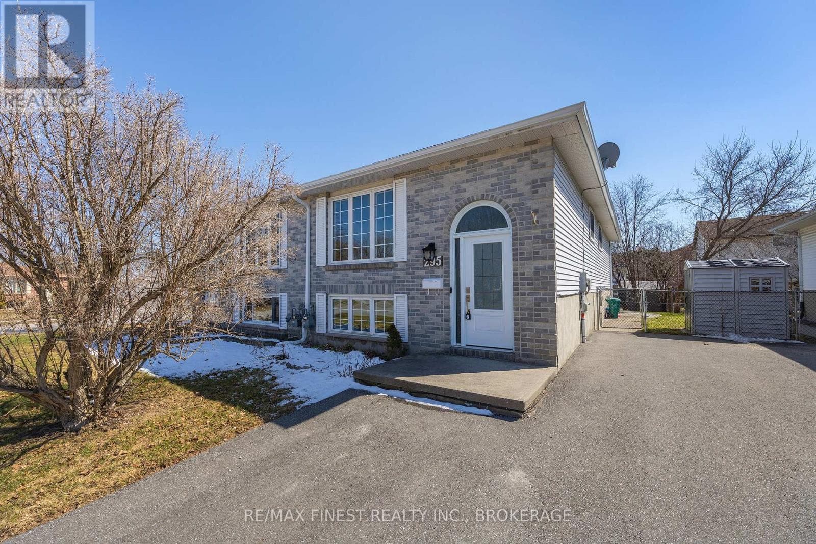 295 OWENS CRESCENT photo 2