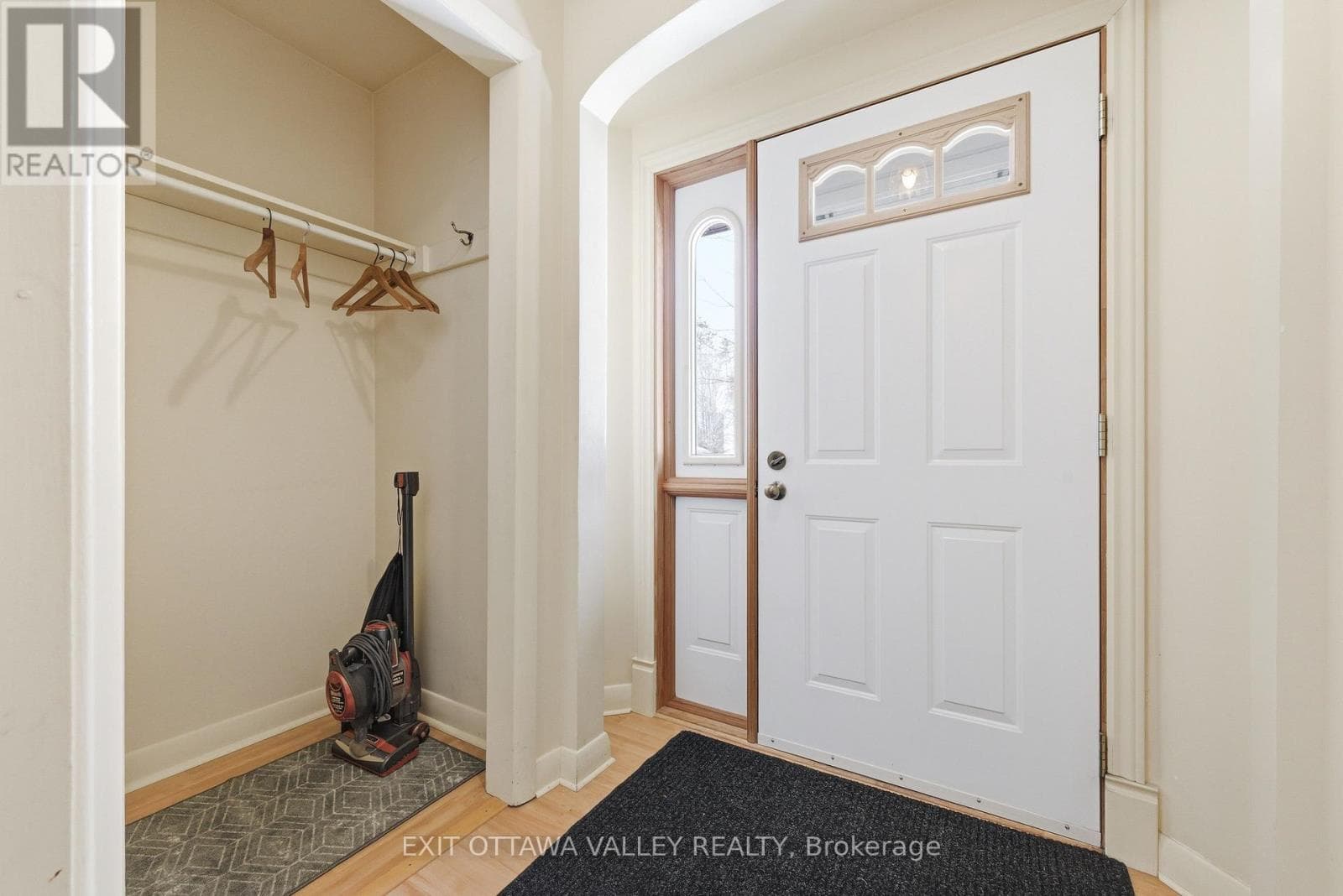 22 CABOT PLACE photo 4