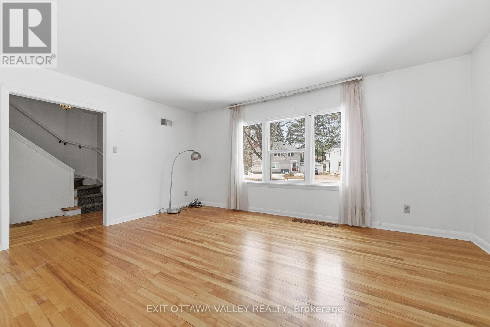 22 CABOT PLACE photo 5