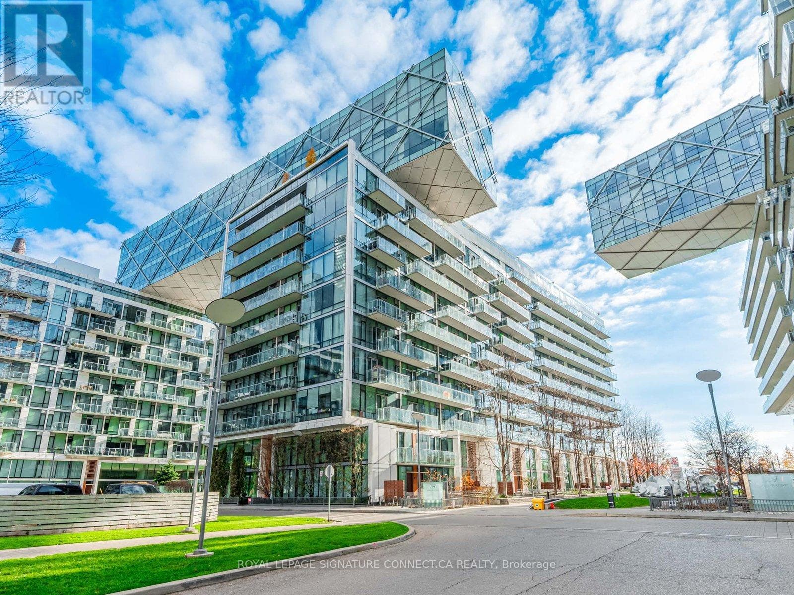 TH132 - 39 QUEENS QUAY E photo 2