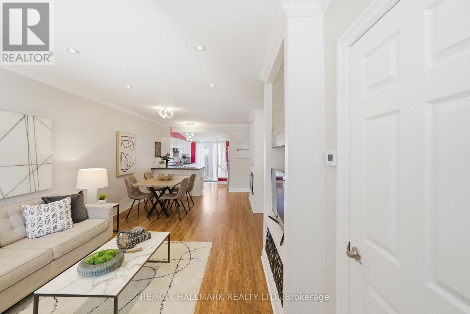 1002 VICTORIA PARK AVENUE photo 3