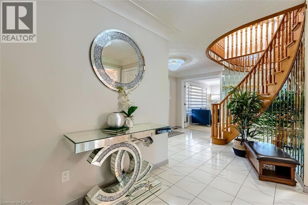 16 VOGUE Court photo 4