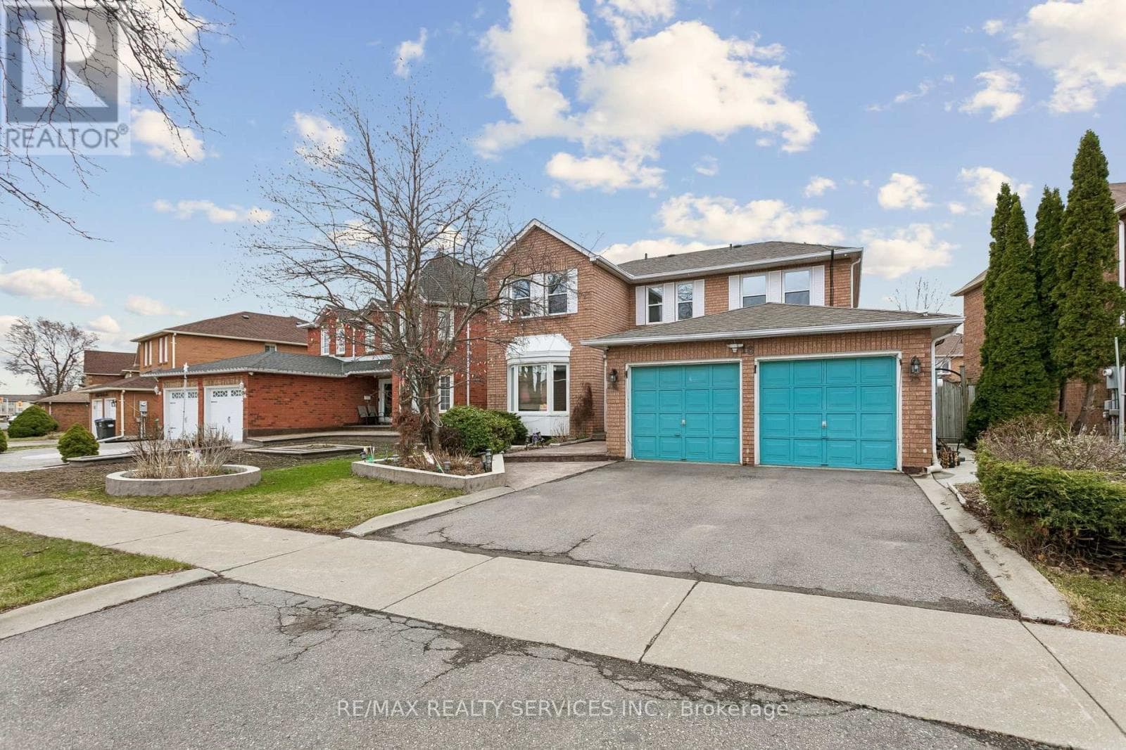 5 bed 4 bath single family at 16 MAJOR WILLIAM SHARPE DRIVE E — $999,000