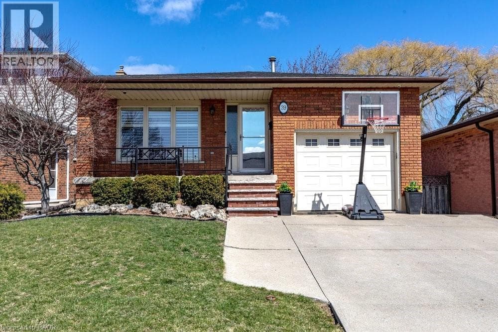 3 bed 2 bath single family at 39 TRENHOLME Crescent — $795,000