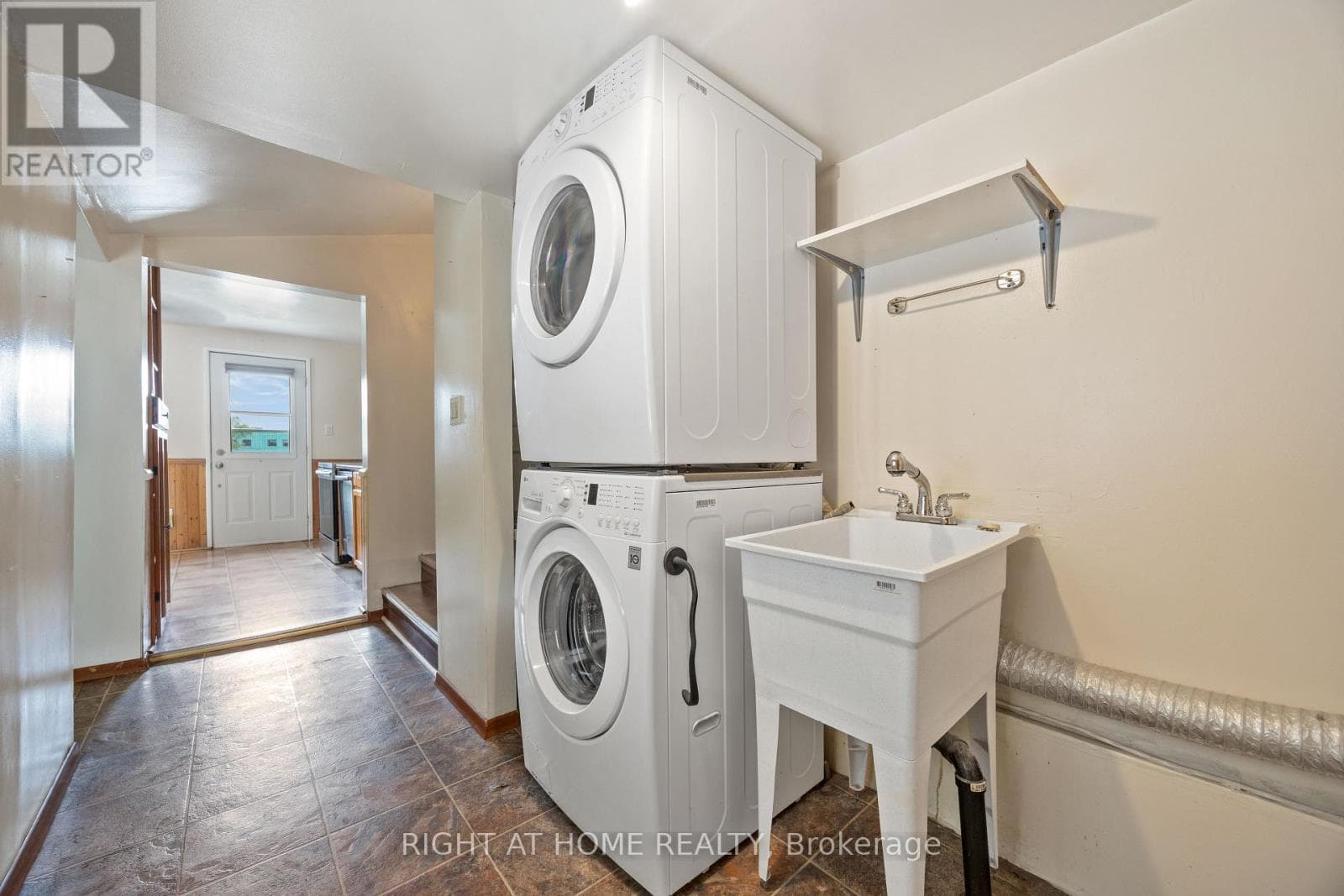 221 SAMUELSON STREET photo 2