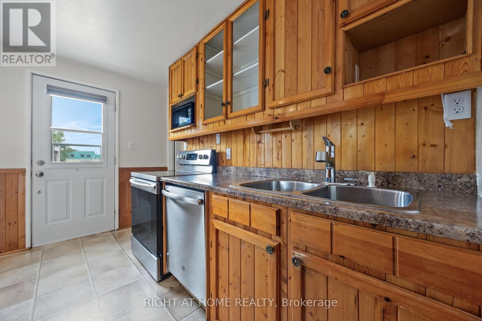 221 SAMUELSON STREET photo 3