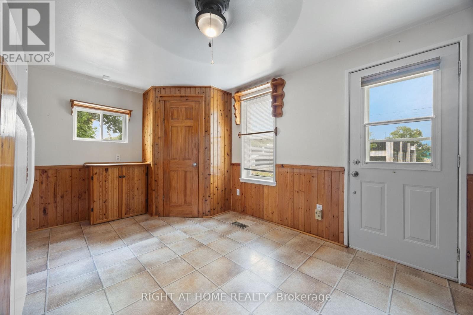 221 SAMUELSON STREET photo 4