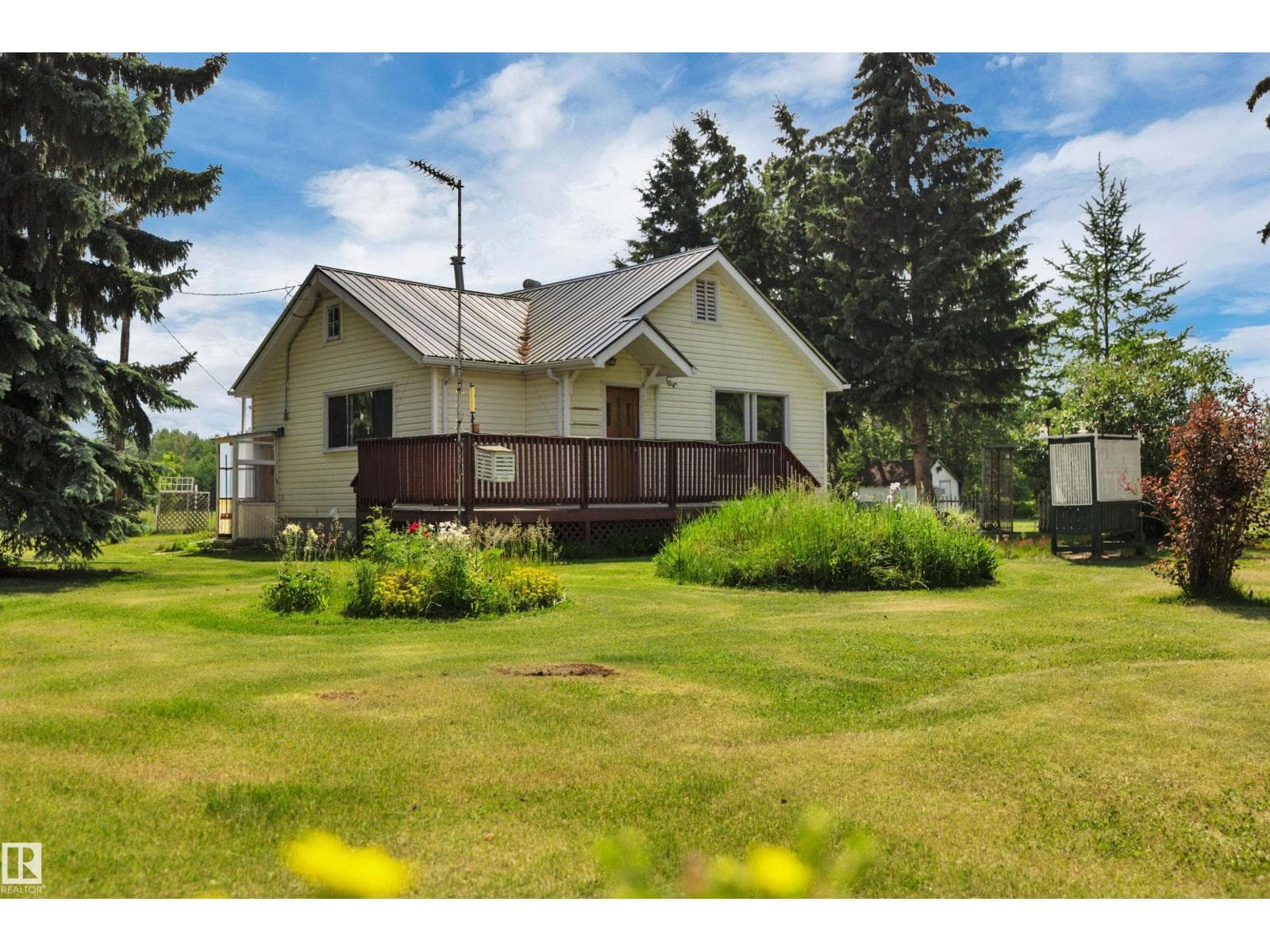 2137 TWP ROAD 490 — photo 4