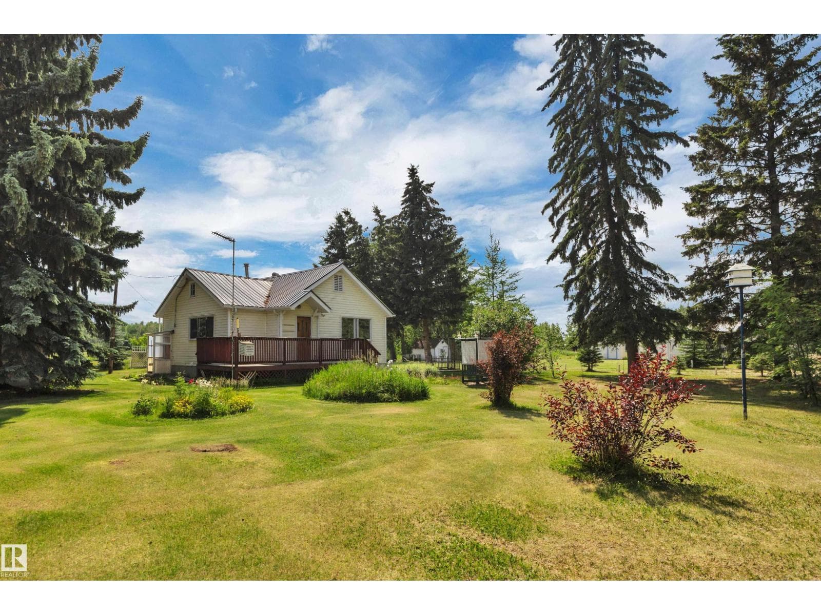 2137 TWP ROAD 490 — photo 3