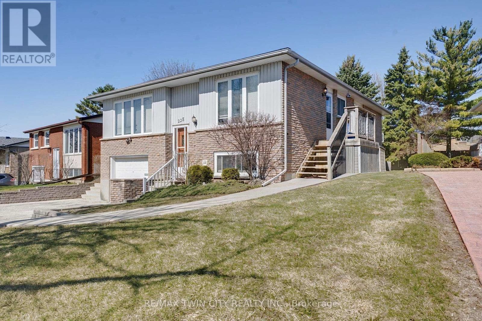 228 HOLBORN DRIVE photo 2