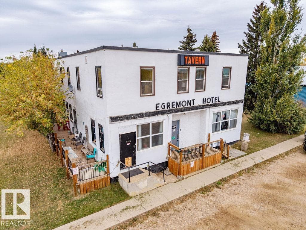 4912 50 ST photo 2