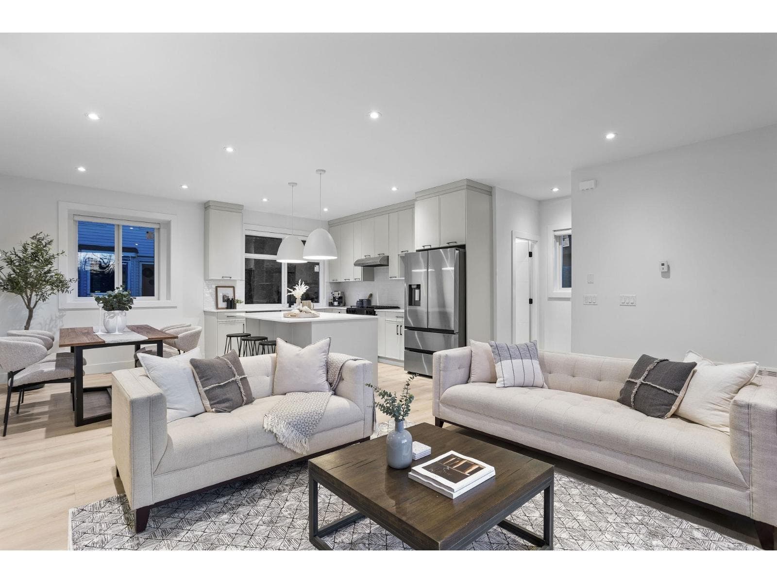 1 33586 HUGGINS STREET photo 5