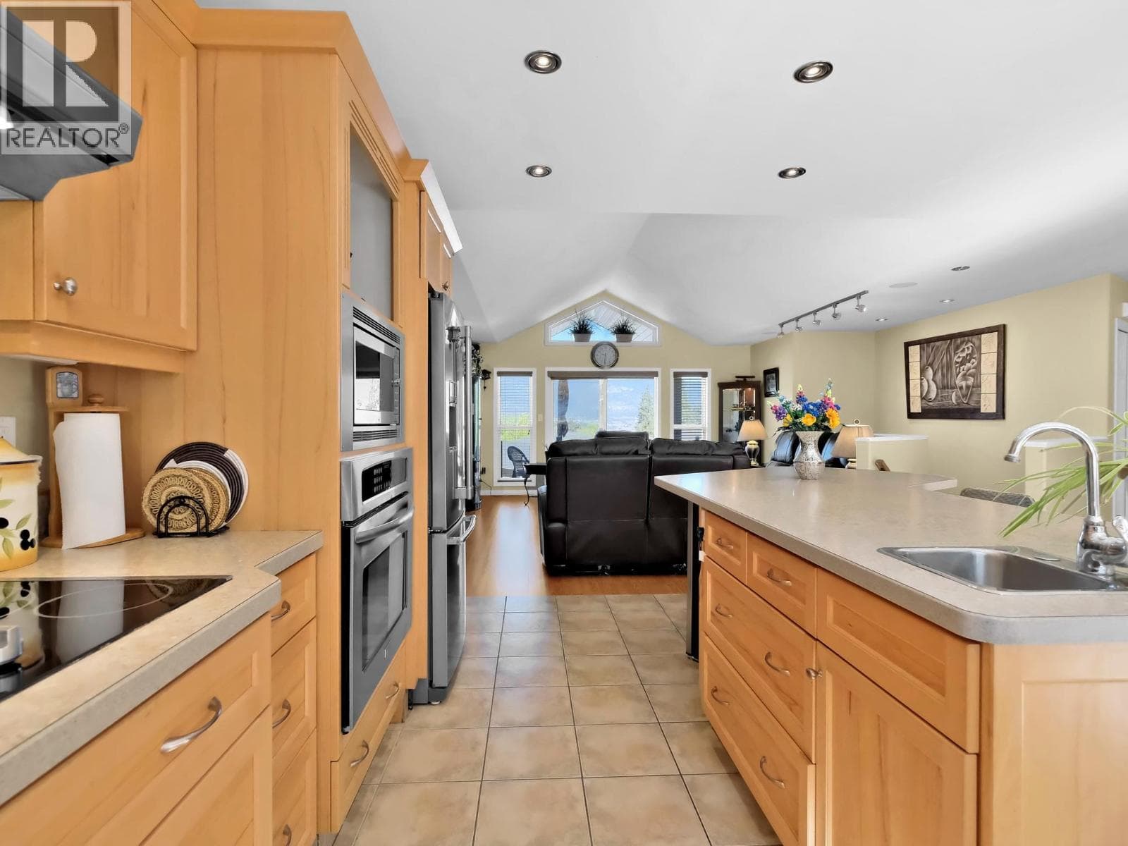 695 Pineview Road Unit# 102 photo 3