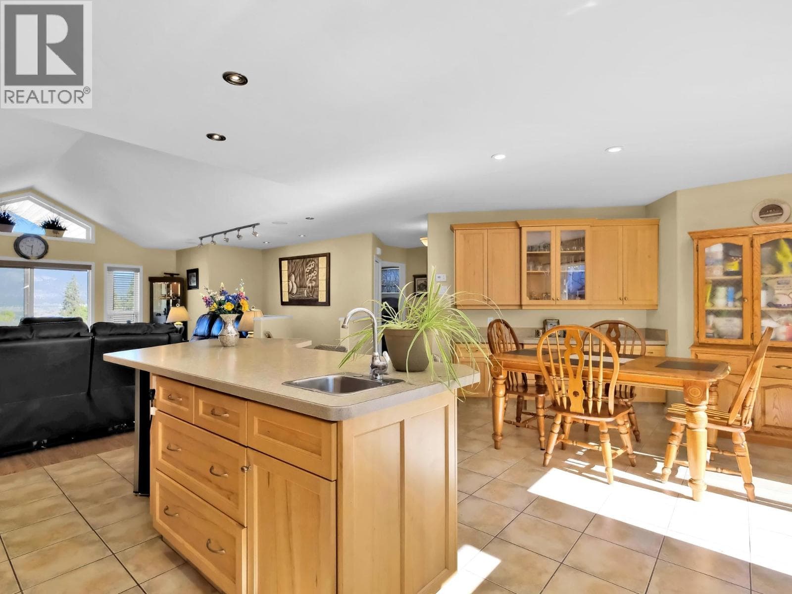 695 Pineview Road Unit# 102 photo 4