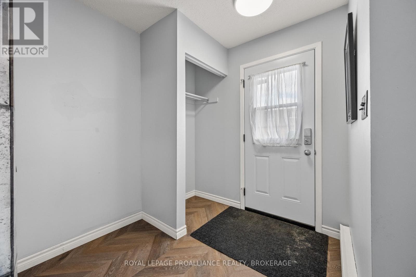 28 ROSEMUND CRESCENT photo 4