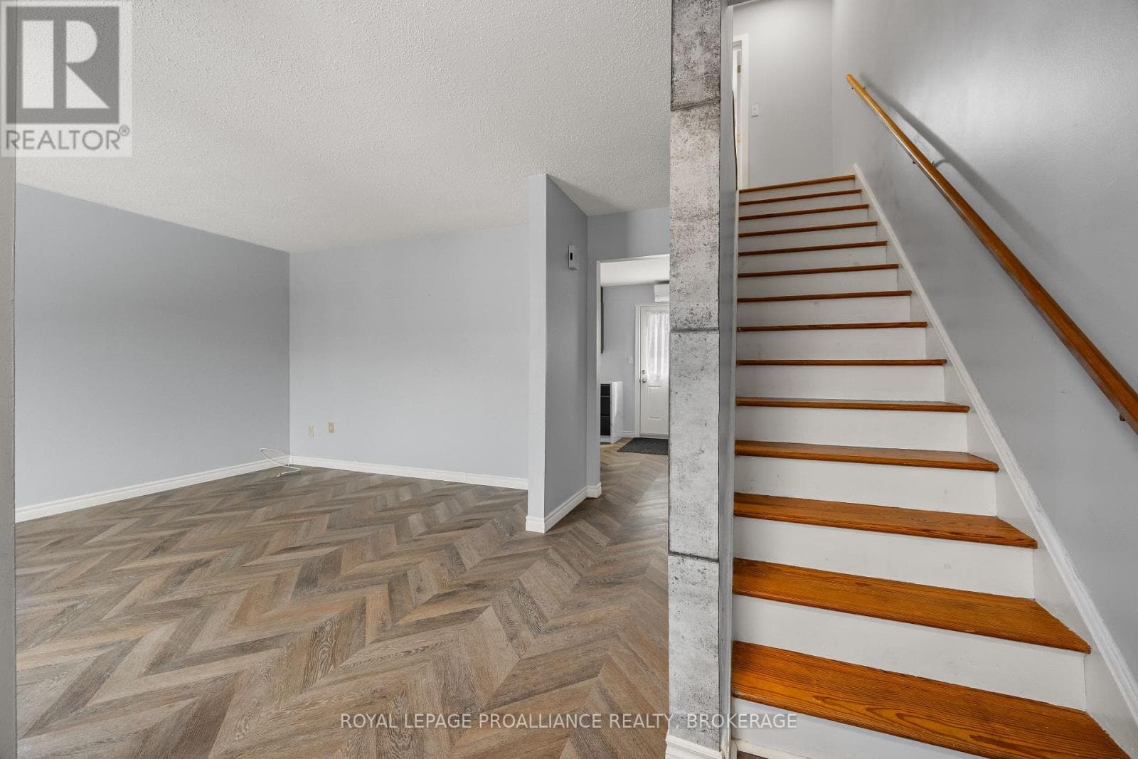 28 ROSEMUND CRESCENT photo 5