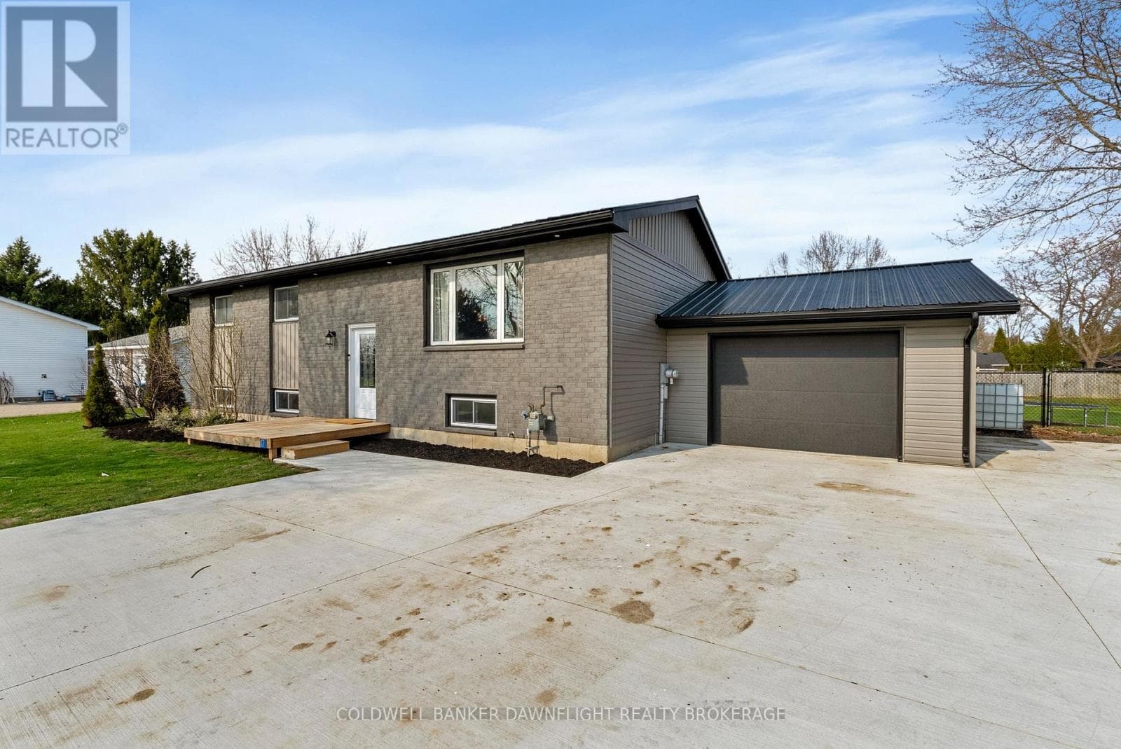 17 HAWTHORN CRESCENT photo 2