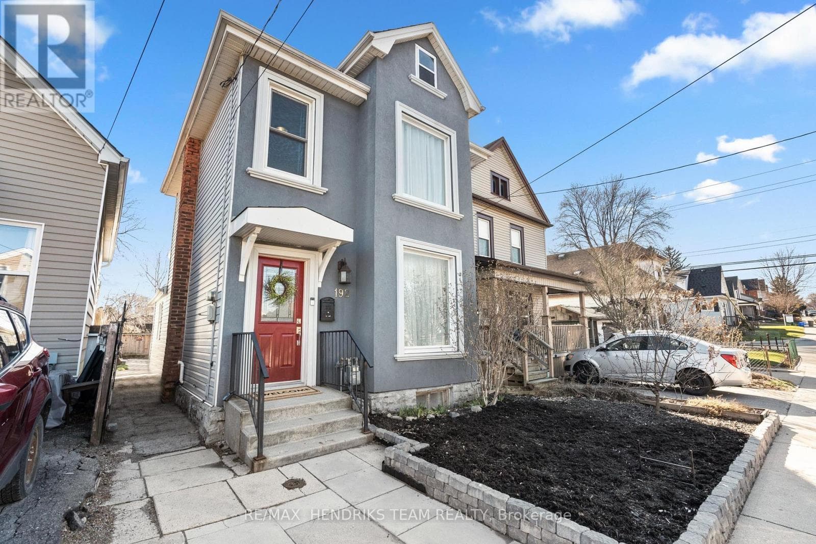 192 WOOD STREET E photo 2