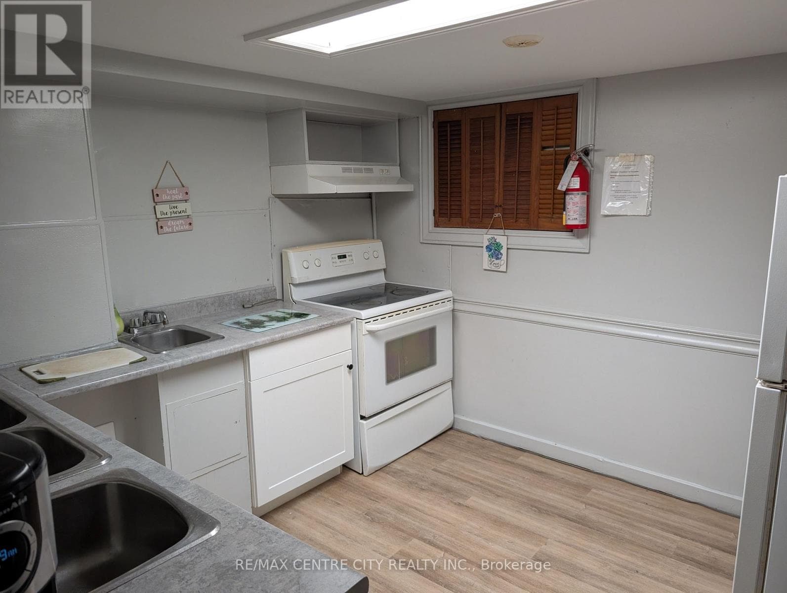 334 QUEENS AVENUE photo 4