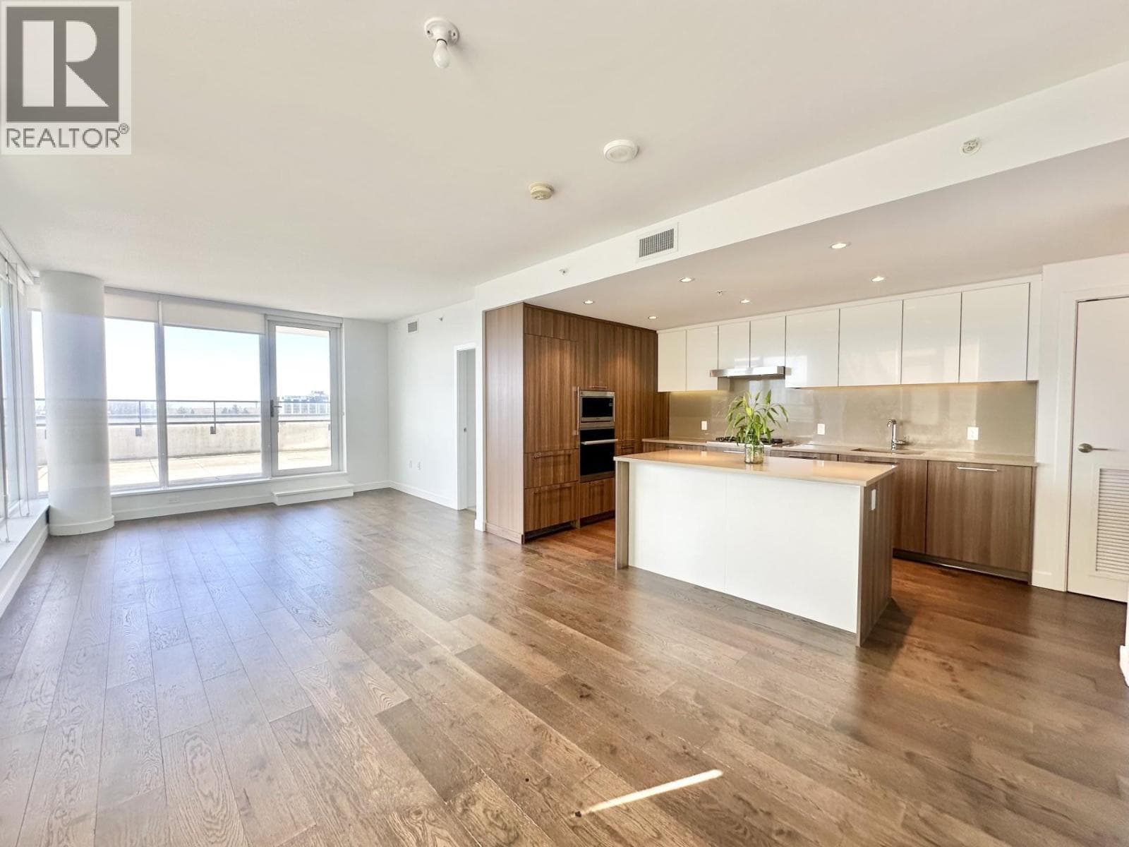 1005 3280 CORVETTE WAY photo 5