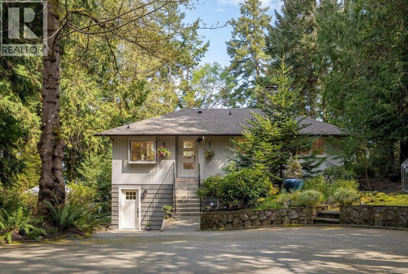 3 bed 3 bath single family at 2320 Dolphin Rd — $2,249,000
