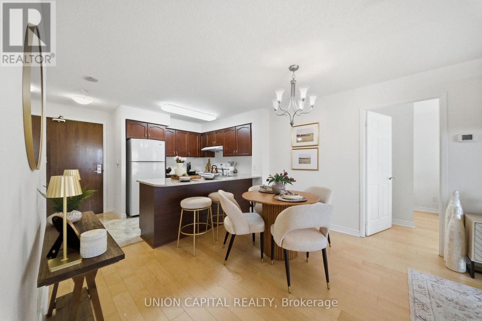 211 - 35 HOLLYWOOD AVENUE photo 2