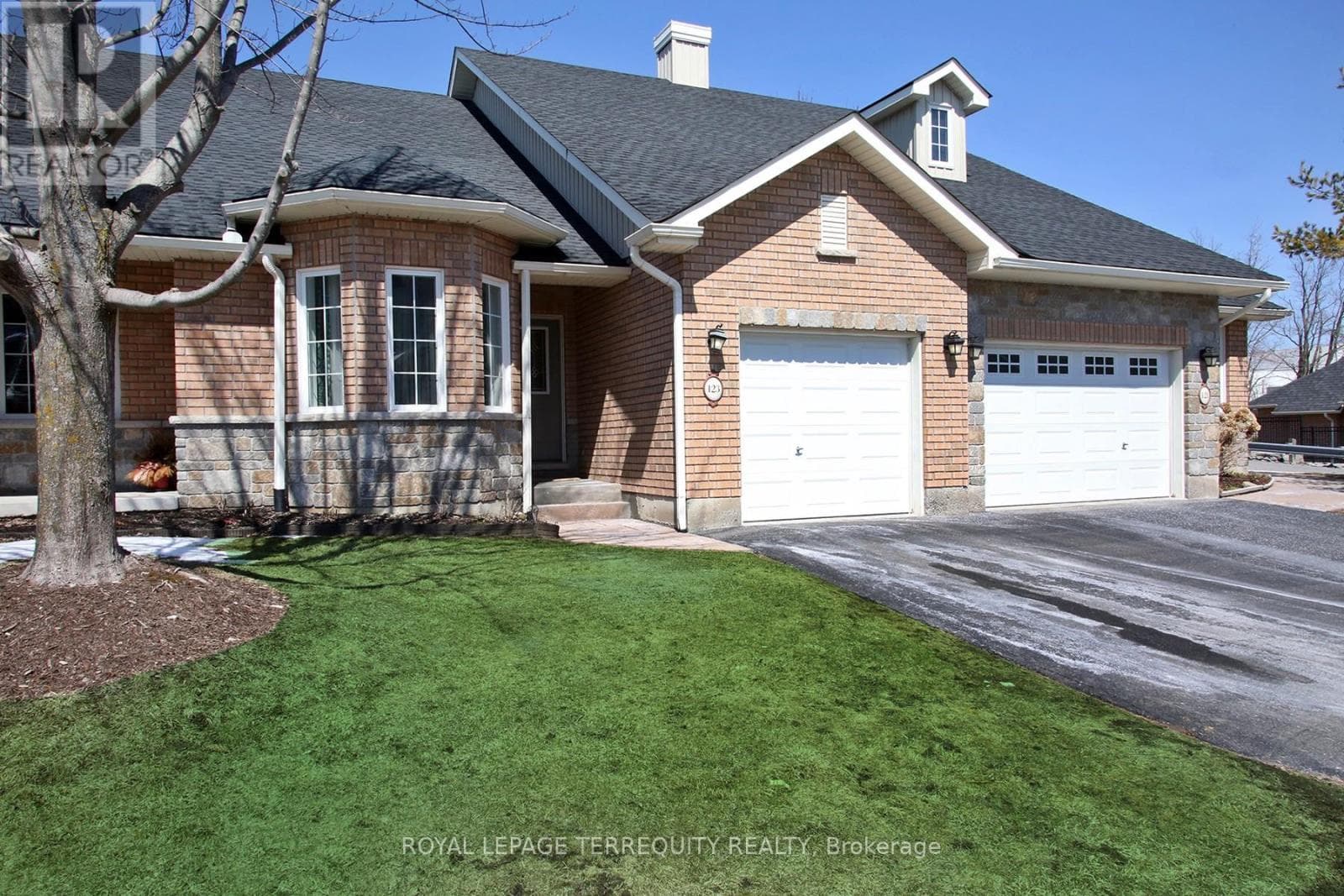 69 - 123 VILLAGE CRESCENT photo 2