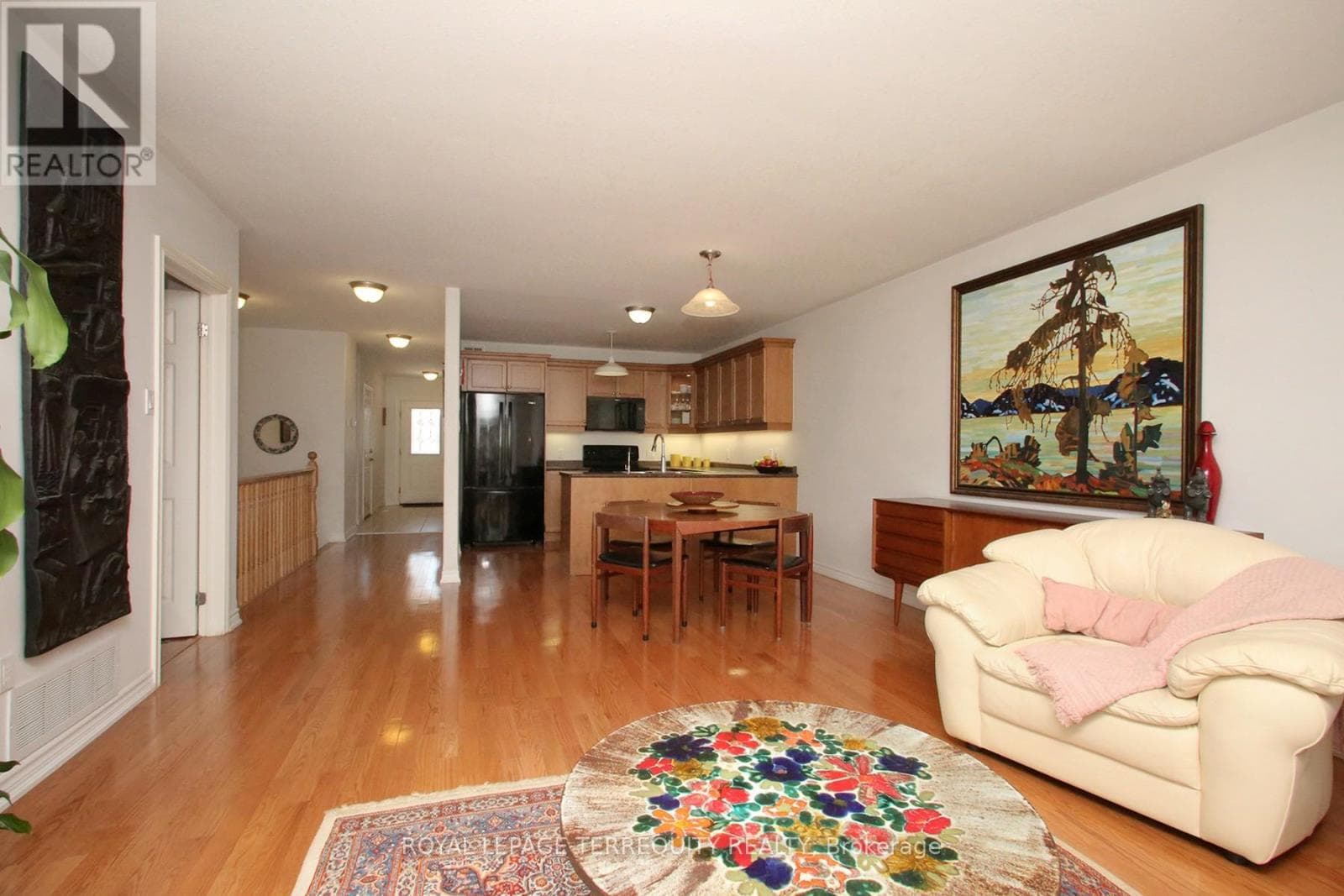 69 - 123 VILLAGE CRESCENT photo 4