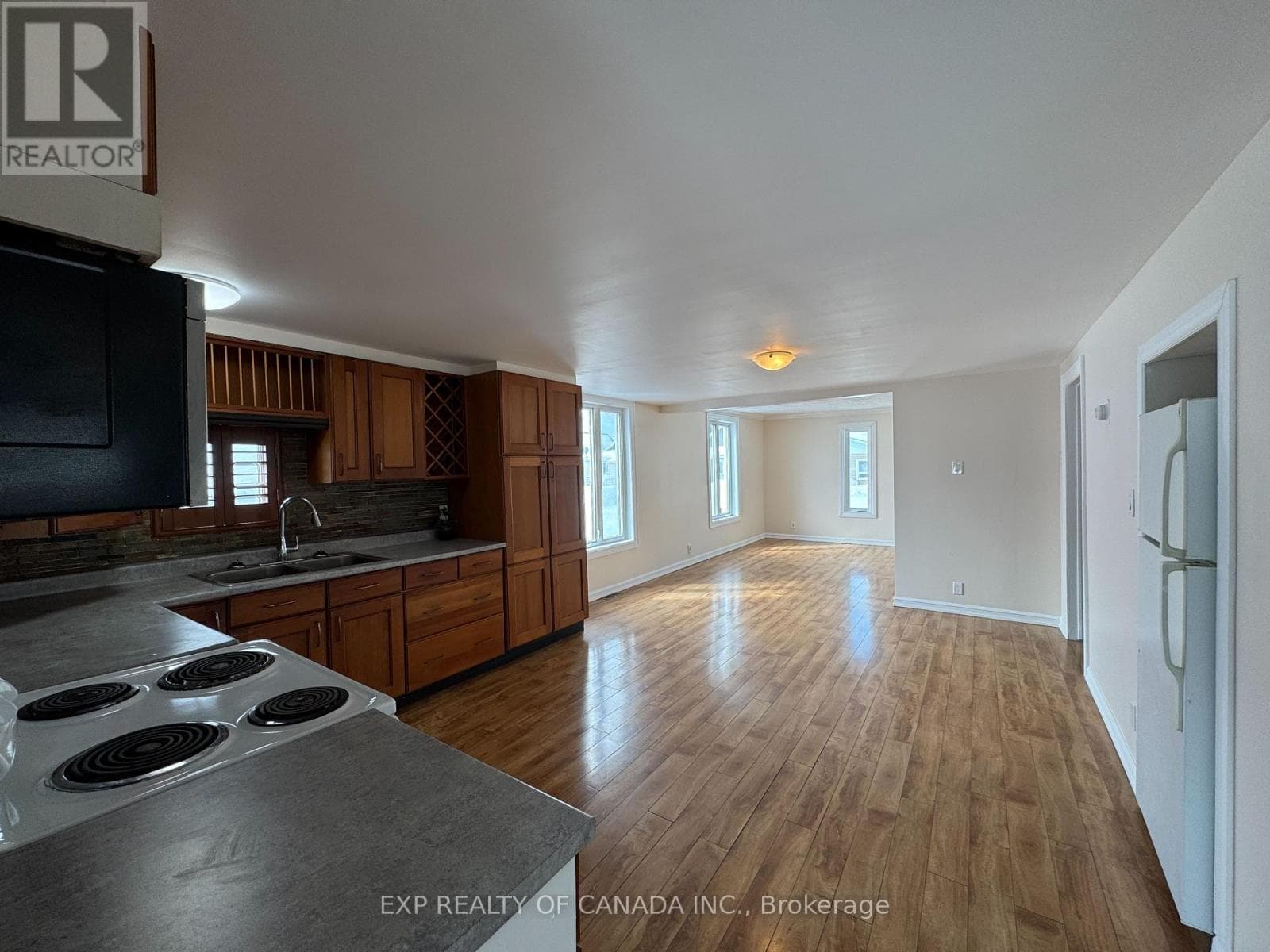 148 ELM STREET N photo 4