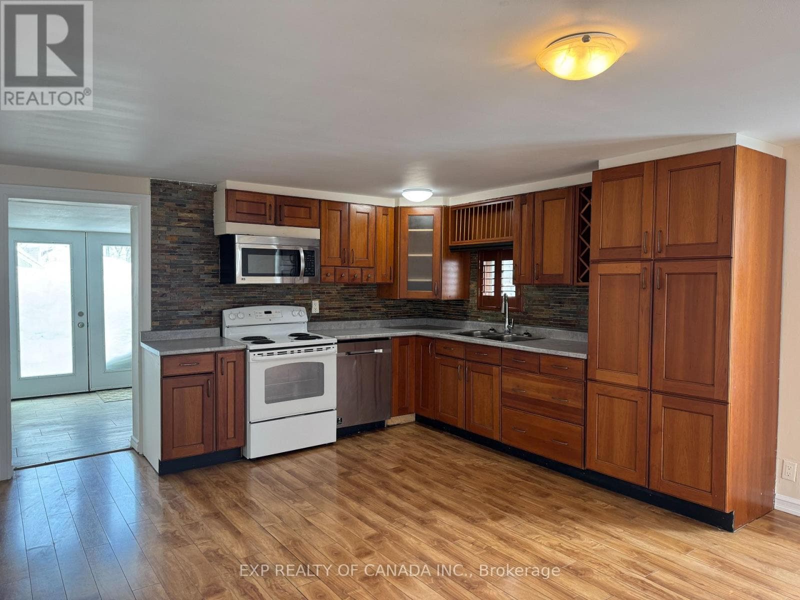 148 ELM STREET N photo 5
