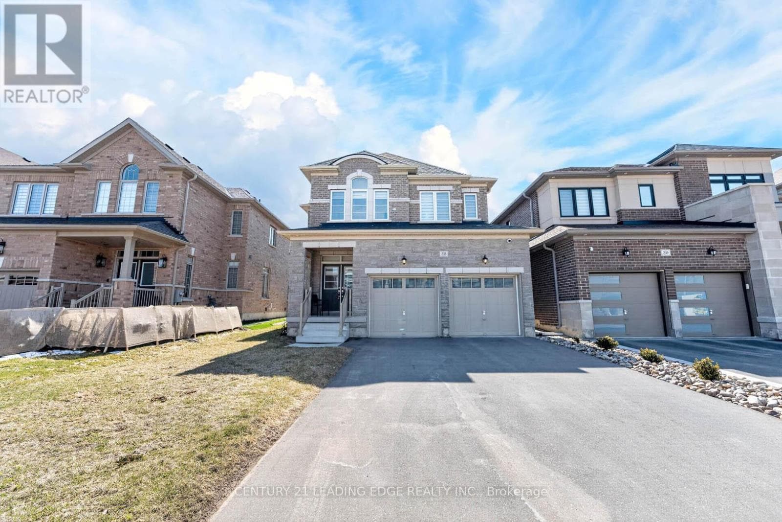 235 FERRAGINE CRESCENT photo 2