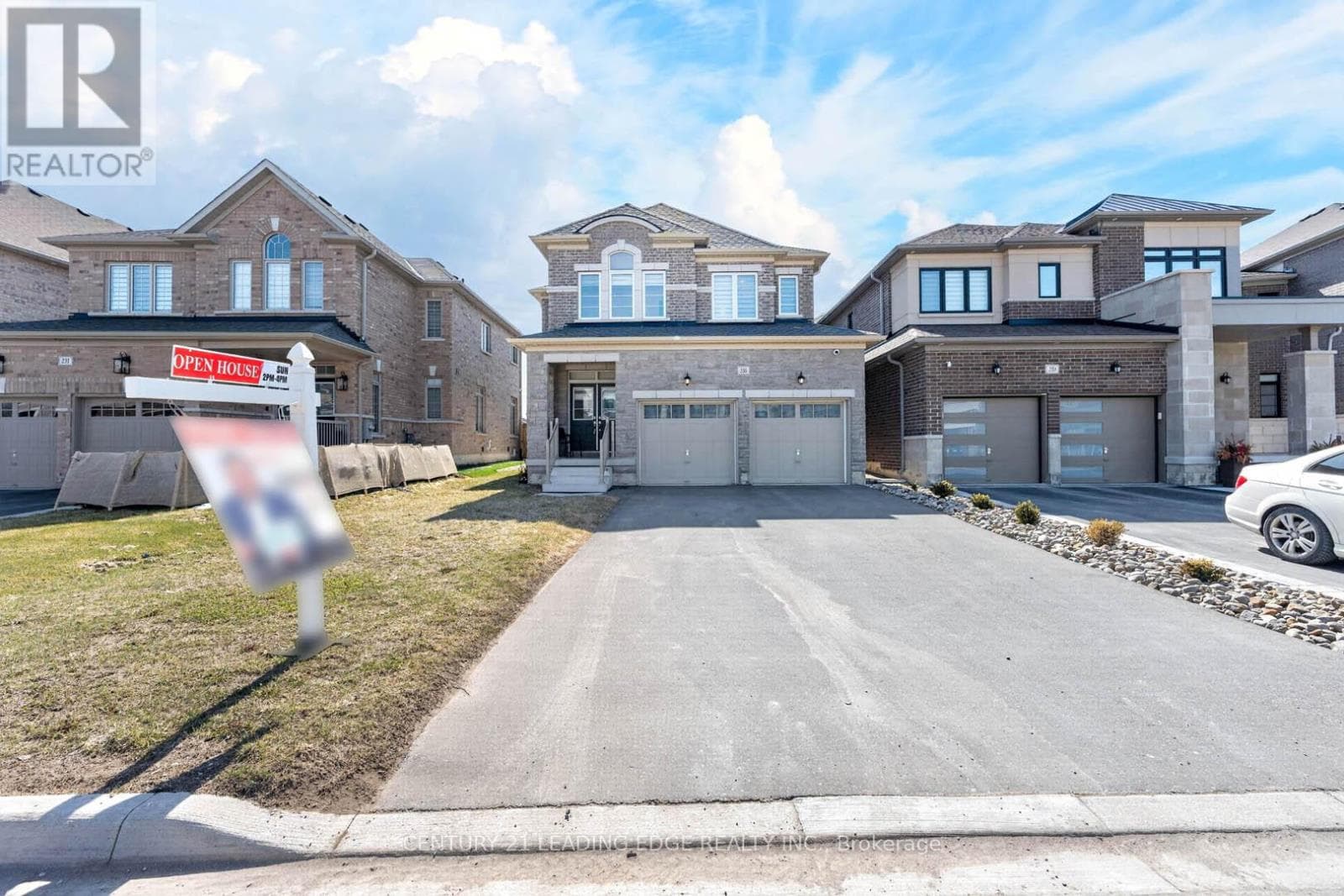 235 FERRAGINE CRESCENT photo 3