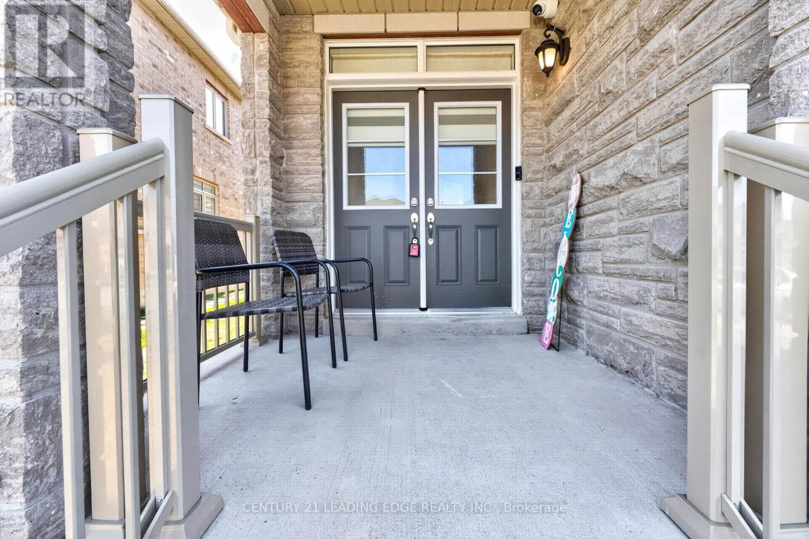 235 FERRAGINE CRESCENT photo 4
