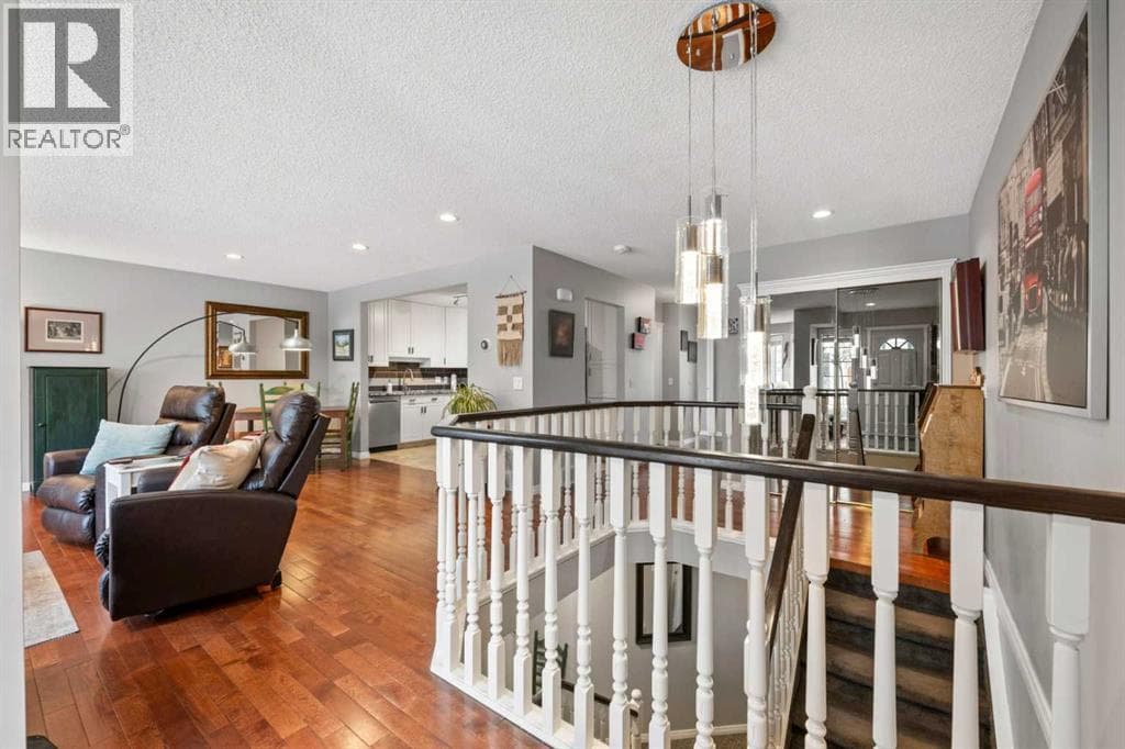 38 Richelieu Court SW — photo 3