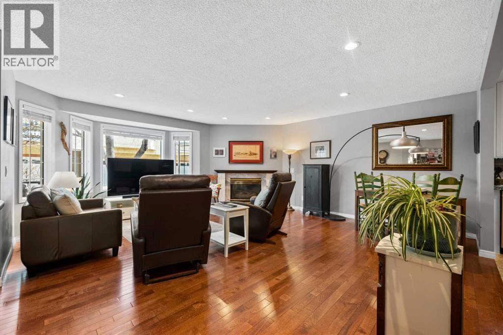 38 Richelieu Court SW — photo 4