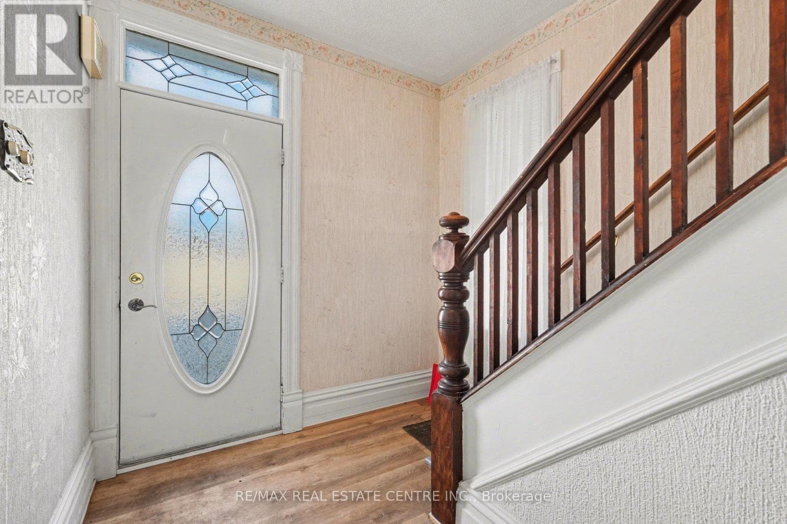 84 BANK STREET N photo 4