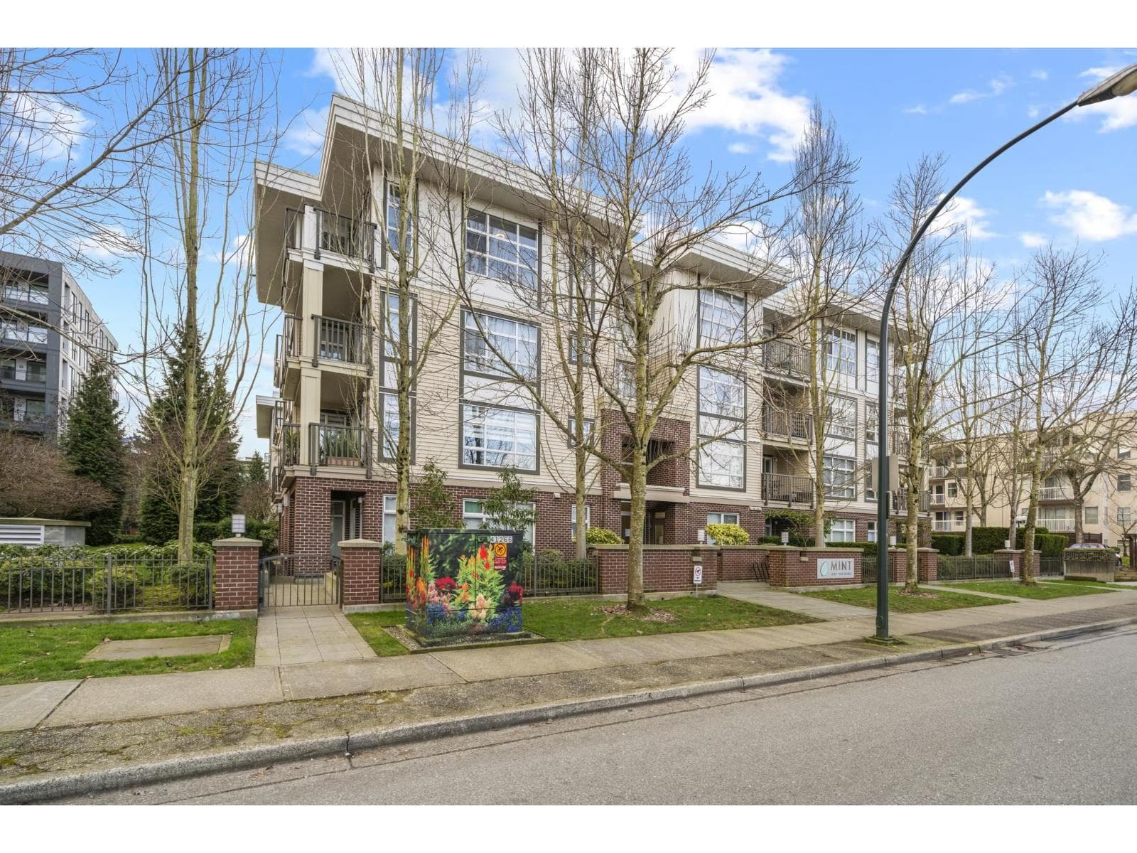 310 15168 19 AVENUE photo 2