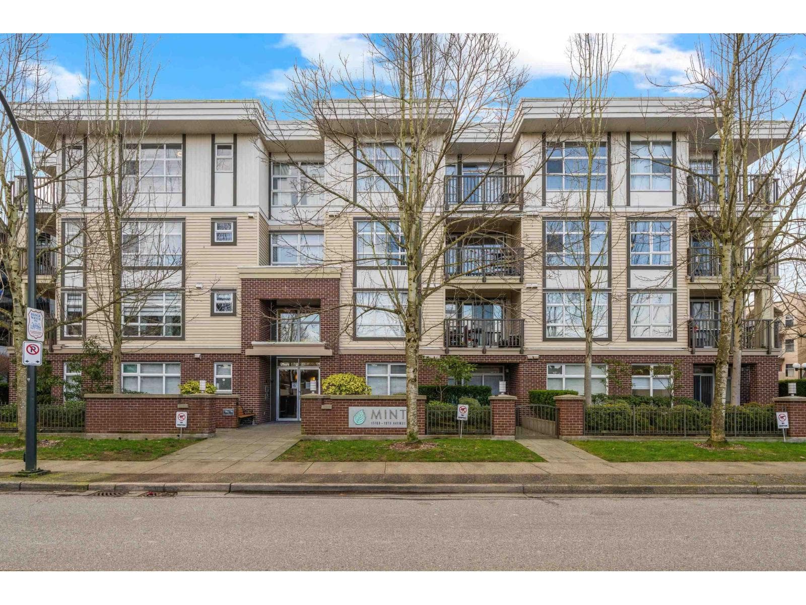 310 15168 19 AVENUE photo 3
