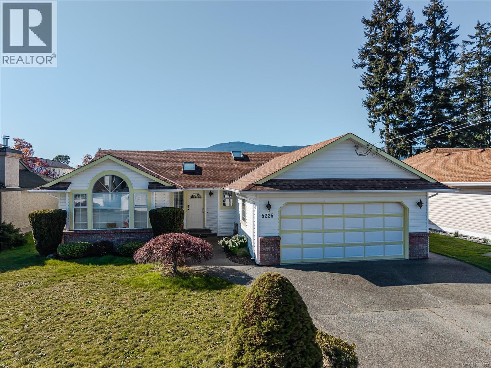 5225 Kaitlyns Way photo 3