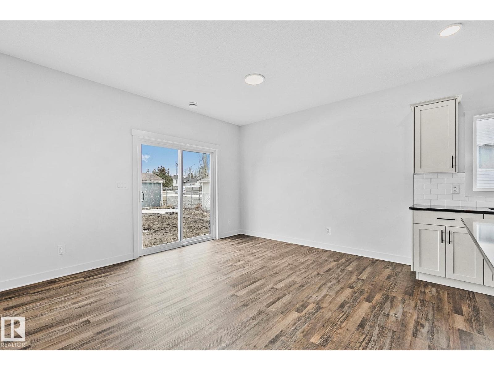 4803 53 AV photo 4