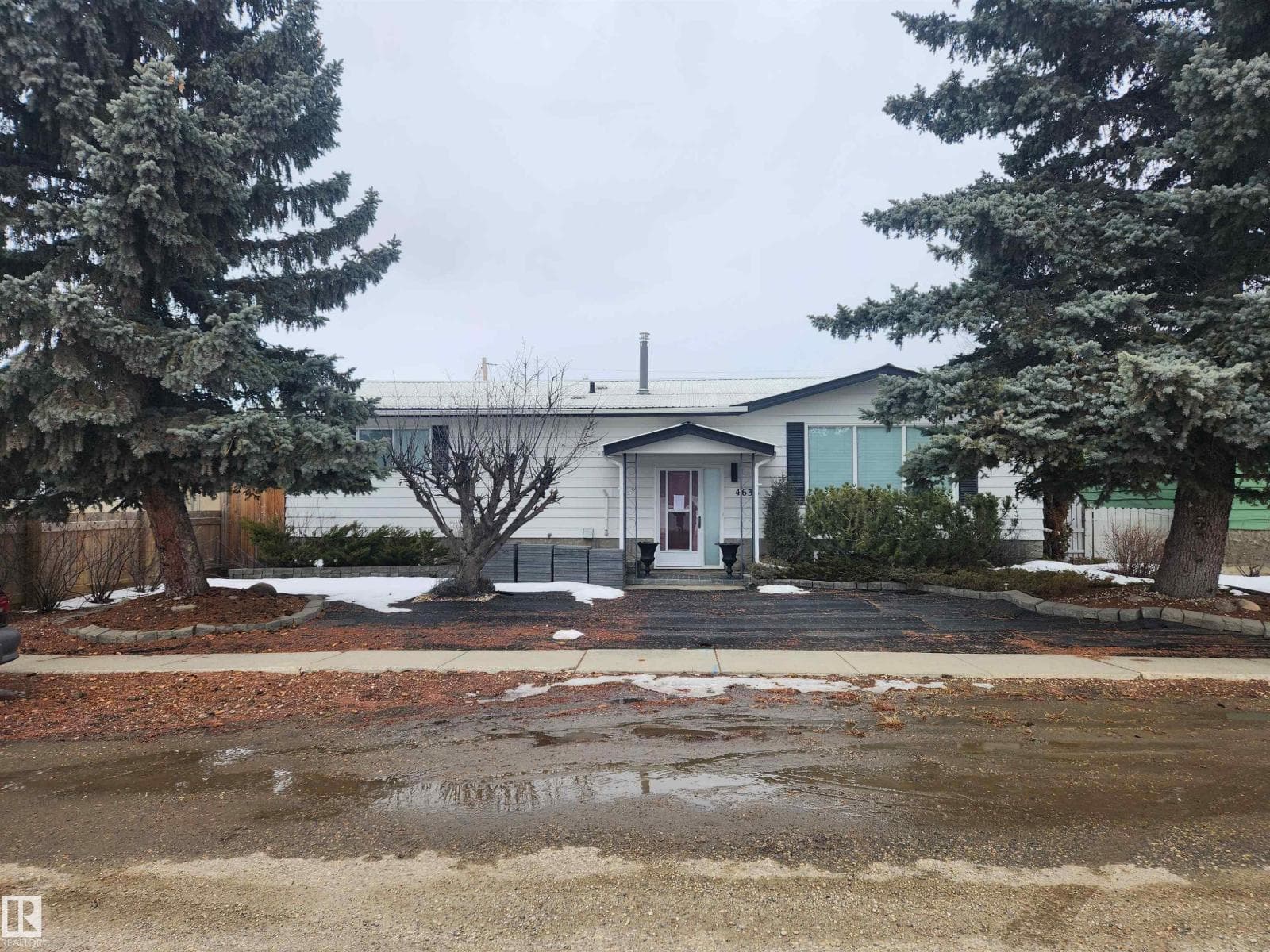 4636 46 AV