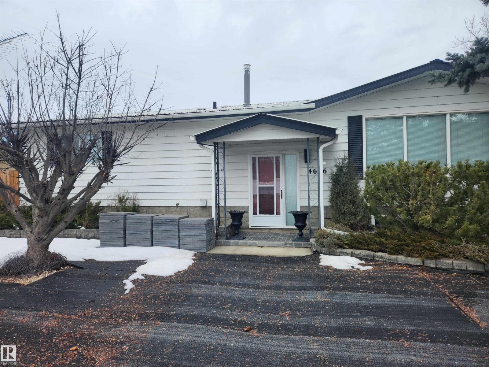 4636 46 AV — photo 2