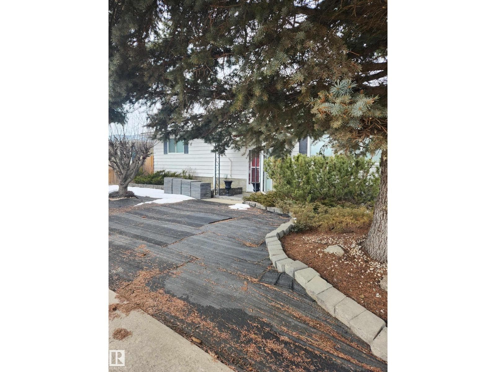 4636 46 AV — photo 3